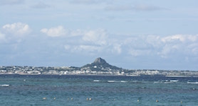 巨大な岩山が島のシンボル