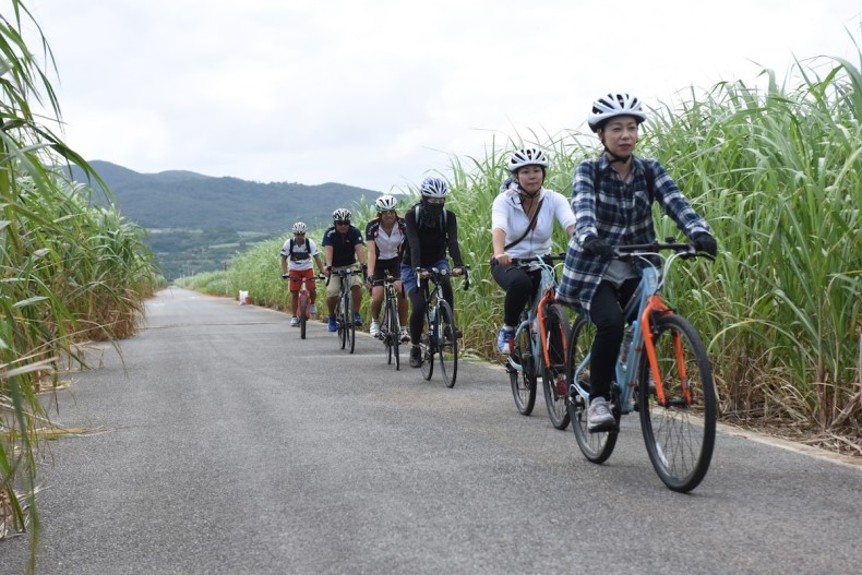 島人といっしょに自転車で路地裏散歩！久米島ポタリングツアー  沖縄 