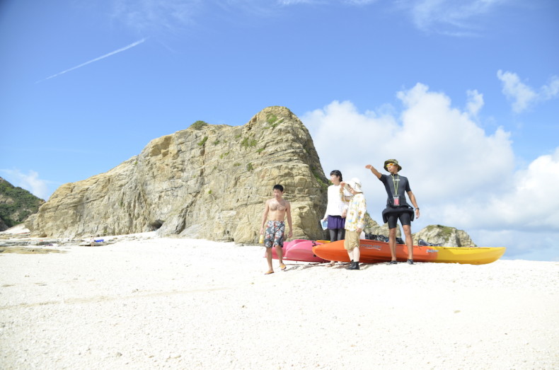 渡嘉敷島自慢のケラマブルーの海でシーカヤック＆無人島体験ツアー