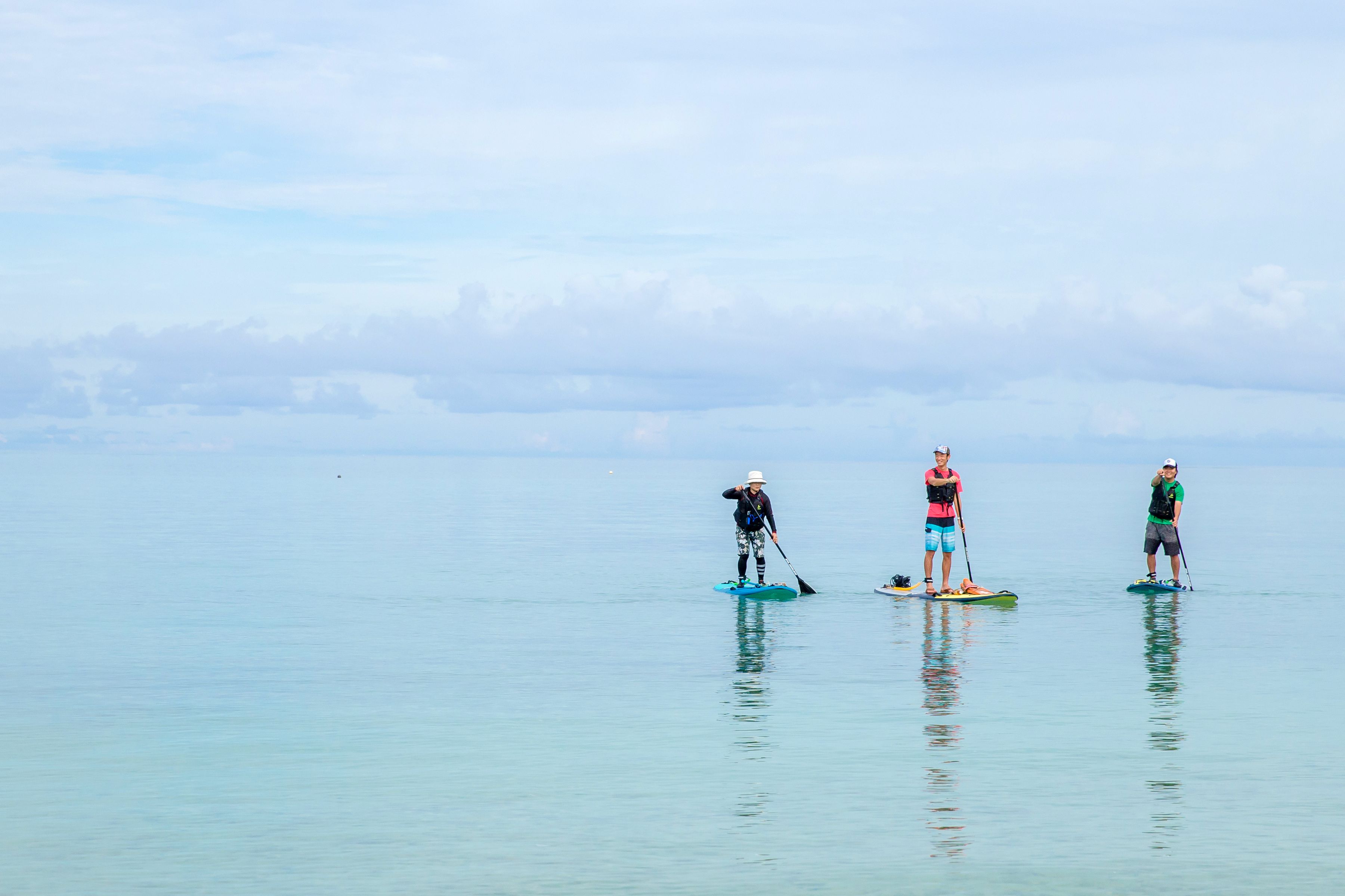 沖縄本島の北にある伊是名島 静かな凪の海で SUP＆シュノーケリングを楽しむ
