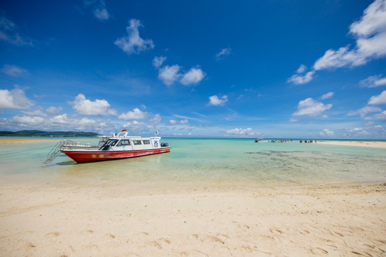 久米島にある真っ白な砂浜だけの島「ハテの浜」へ 初めてのシュノーケリングで何に出会える？