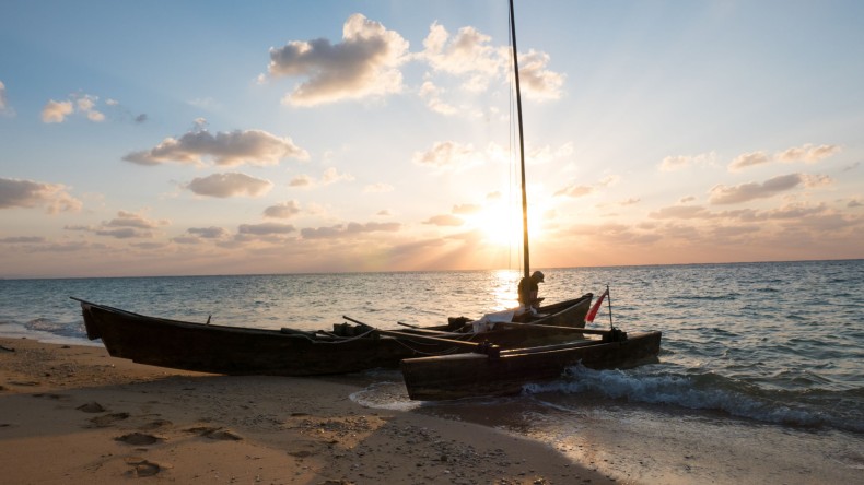 帆掛けサバニでサンセットクルーズどこまでも広がる静かな石垣の海で