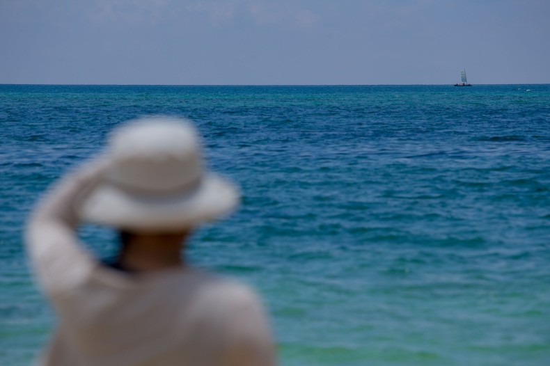 帆掛けサバニでサンセットクルーズどこまでも広がる静かな石垣の海で