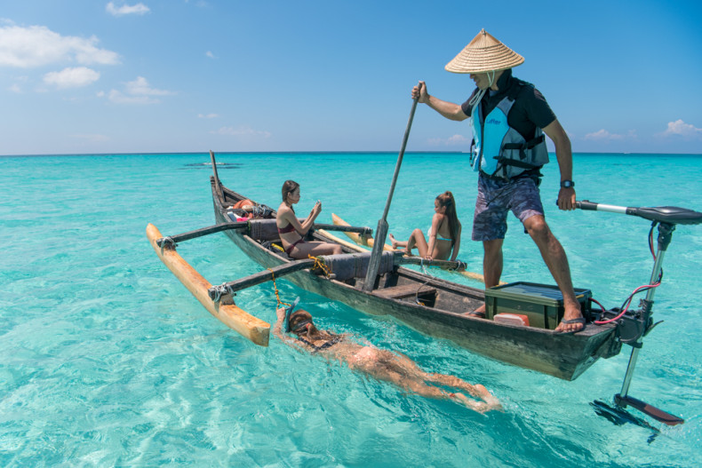 伊良部島伝統の「帆かけサバニクルーズ」で大自然と一体になる世界を体験