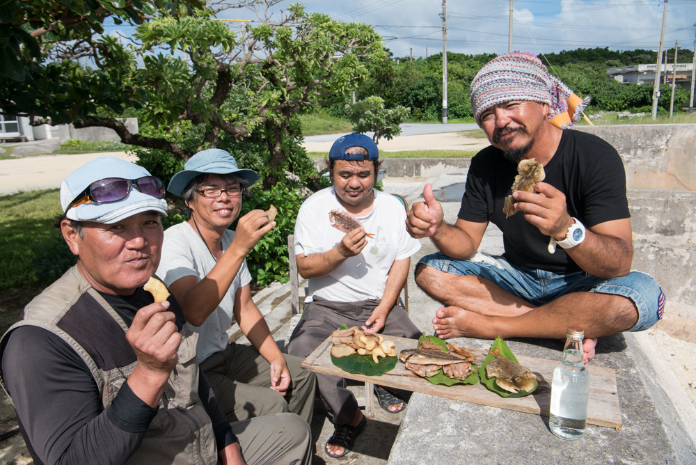 島の日常を体験する池間島の特産物燻製作り体験 ナイトツアー 沖縄離島専門の観光情報サイト リトハク