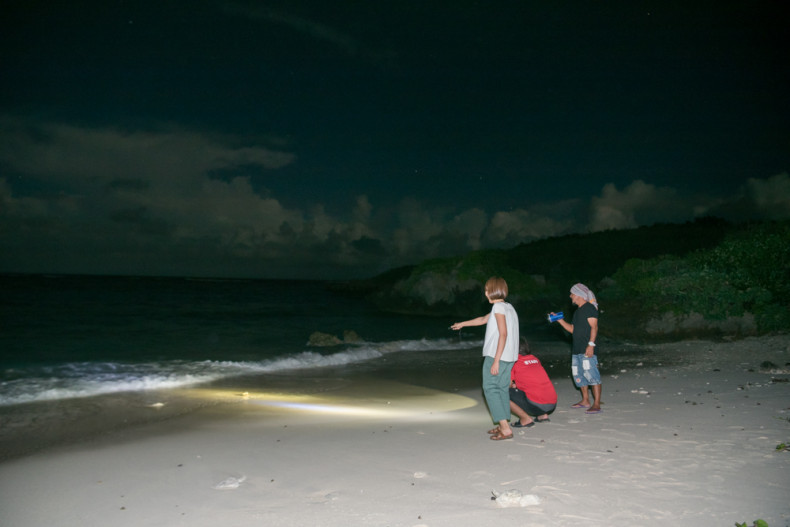 島の日常を体験する池間島の特産物燻製作り体験 ナイトツアー 沖縄離島専門の観光情報サイト リトハク