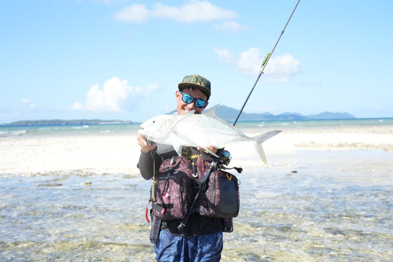 伊是名島のライトゲーム釣行で何が釣れる？ 釣りマニアは必見！「釣りYouTuberと巡る」沖縄の離島旅