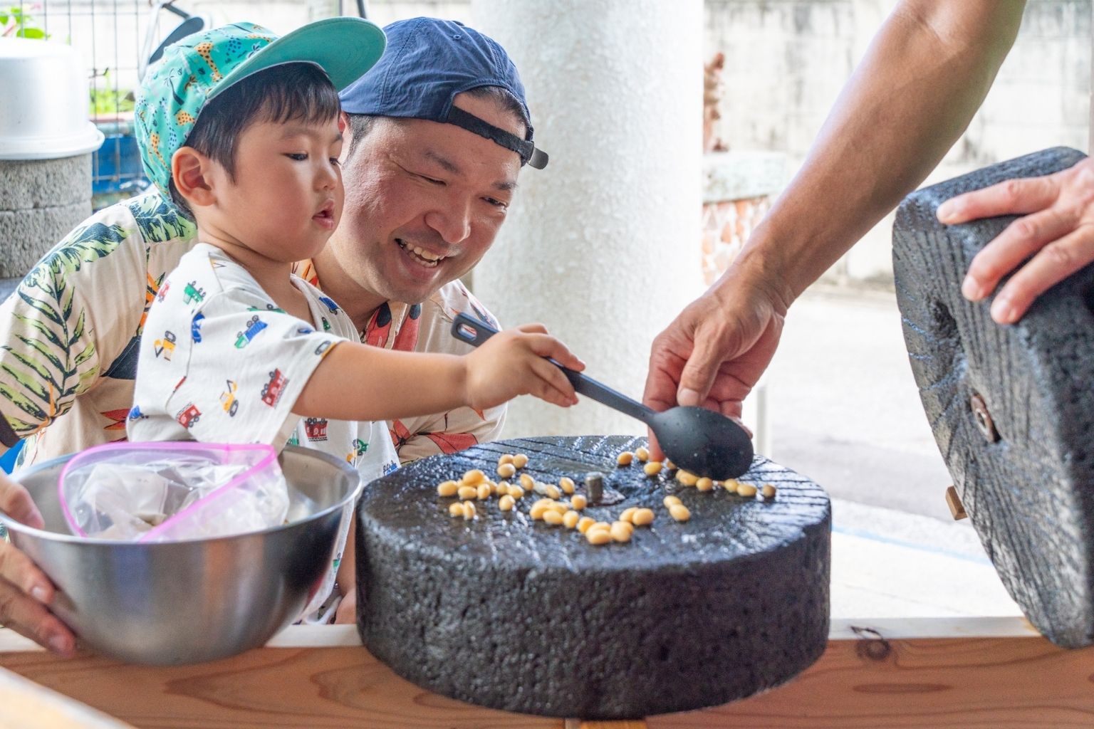 渡嘉敷島で、昔ながらの「ゆし豆腐づくり」体験