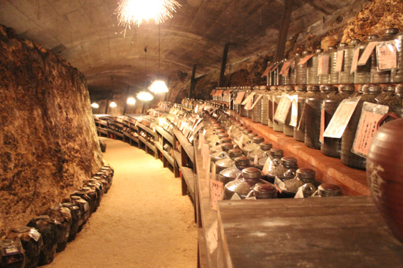 洞窟貯蔵で眠る約2,000本の泡盛古酒（クース）！人とともに成長するその味は濃く、そしてまろやか。