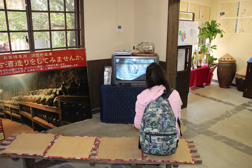 洞窟貯蔵で眠る約2,000本の泡盛古酒（クース）！人とともに成長する